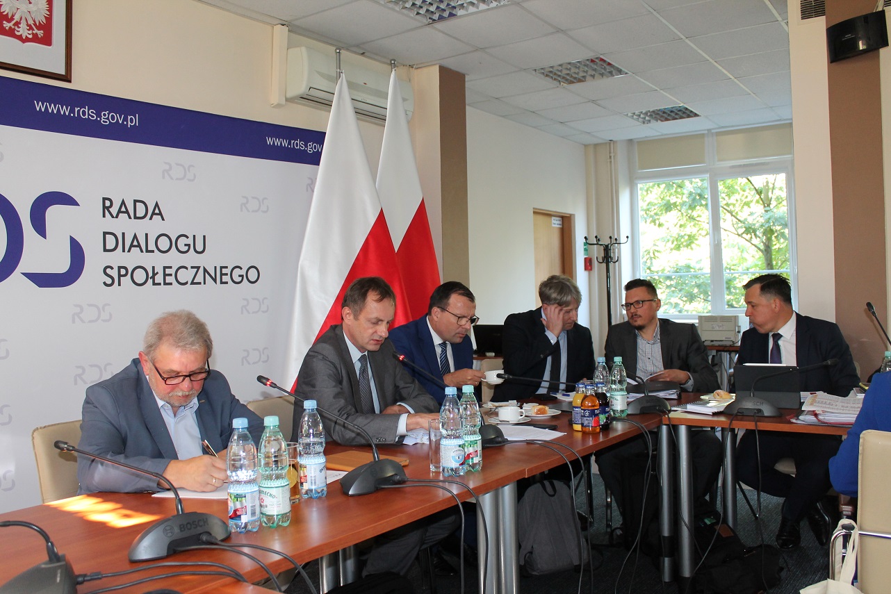 Członkowie Zespołu problemowego RDS ds. budżetu, wynagrodzeń i świadczeń socjalnych na posiedzeniu w dniu 5 września 2019 r.