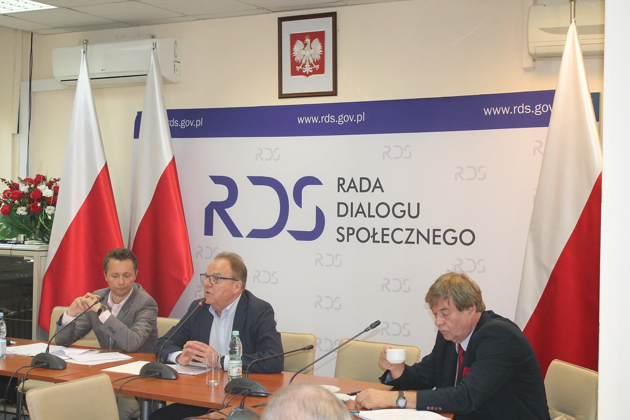 Członkowie Zespołu problemowego RDS ds. polityki gospodarczej i rynku pracy na posiedzeniu w dniu 14 października 2019 r.