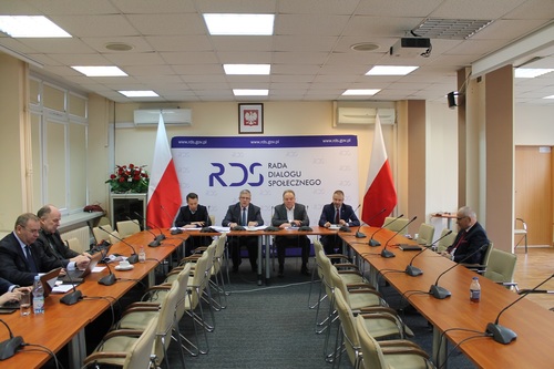 Członkowie Zespołu problemowego ds. polityki gospodarczej i rynku pracy RDS na posiedzeniu w dniu 12 lutego 2020 r.