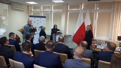 od lewej prof. Zdzisław Czajka, prof. Stanisława Golinowska oraz Izabela Hebda-Czaplicka zastępca dyrektora Instytutu Pracy i Spraw Socjalnych